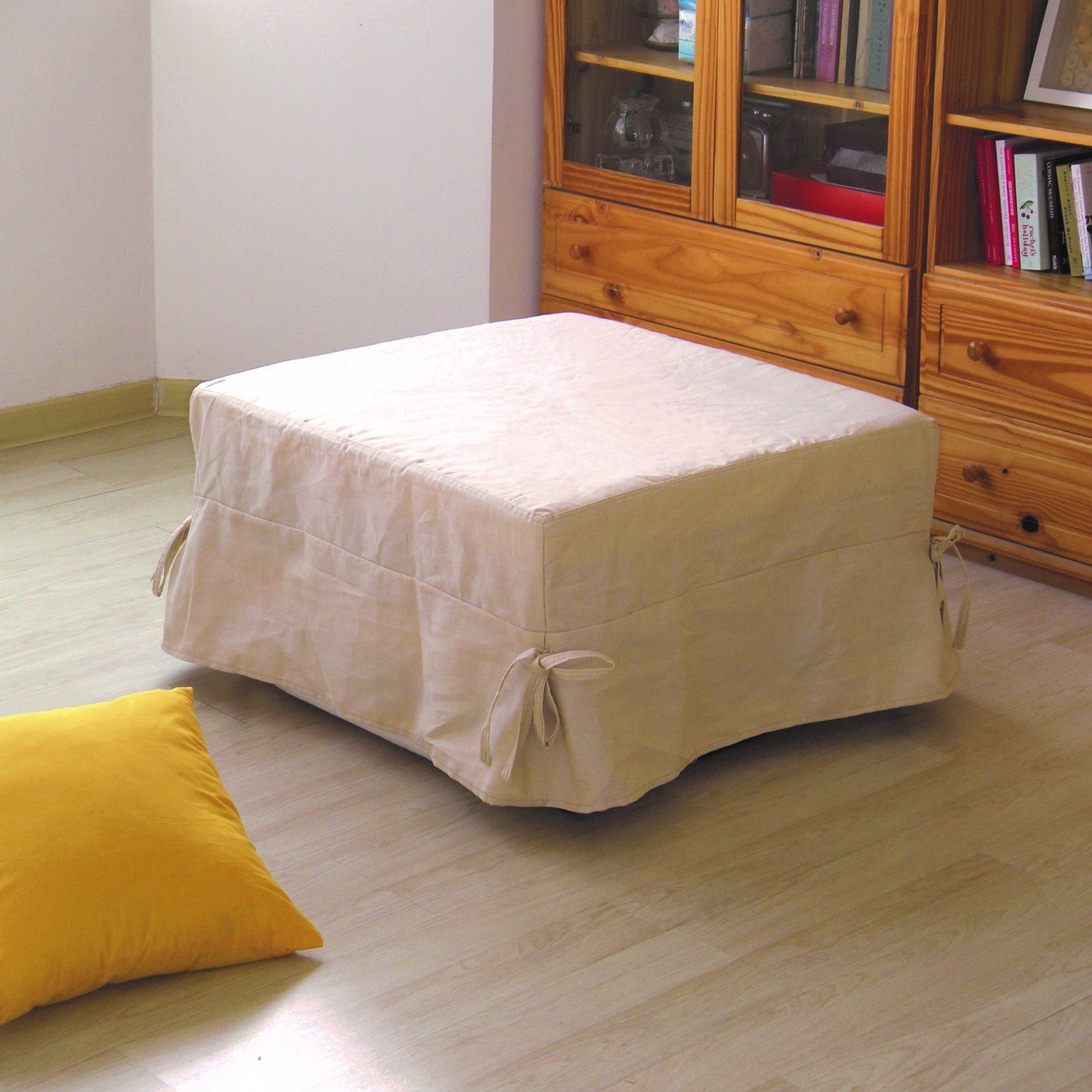 pouff-francia-con-letto-estraibile-beige.jpg