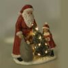 Statua resina babbo natale con bambina rosso con led cm 15x11h18,5
